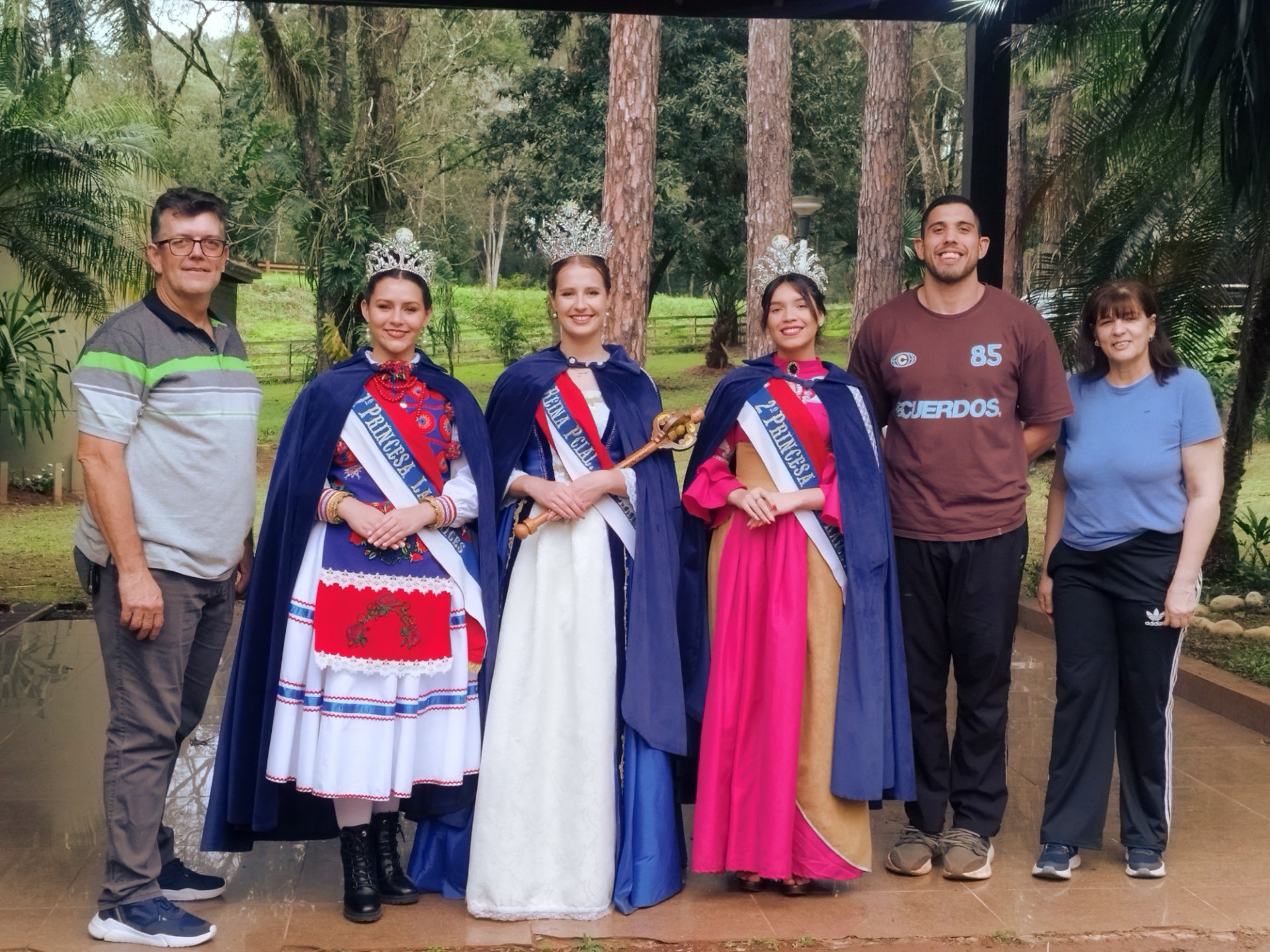 Exitosa sesión de fotos oficiales de las candidatas a Reina Virtual y los Reyes Infantiles en Paraíso Lodge de Jardín América