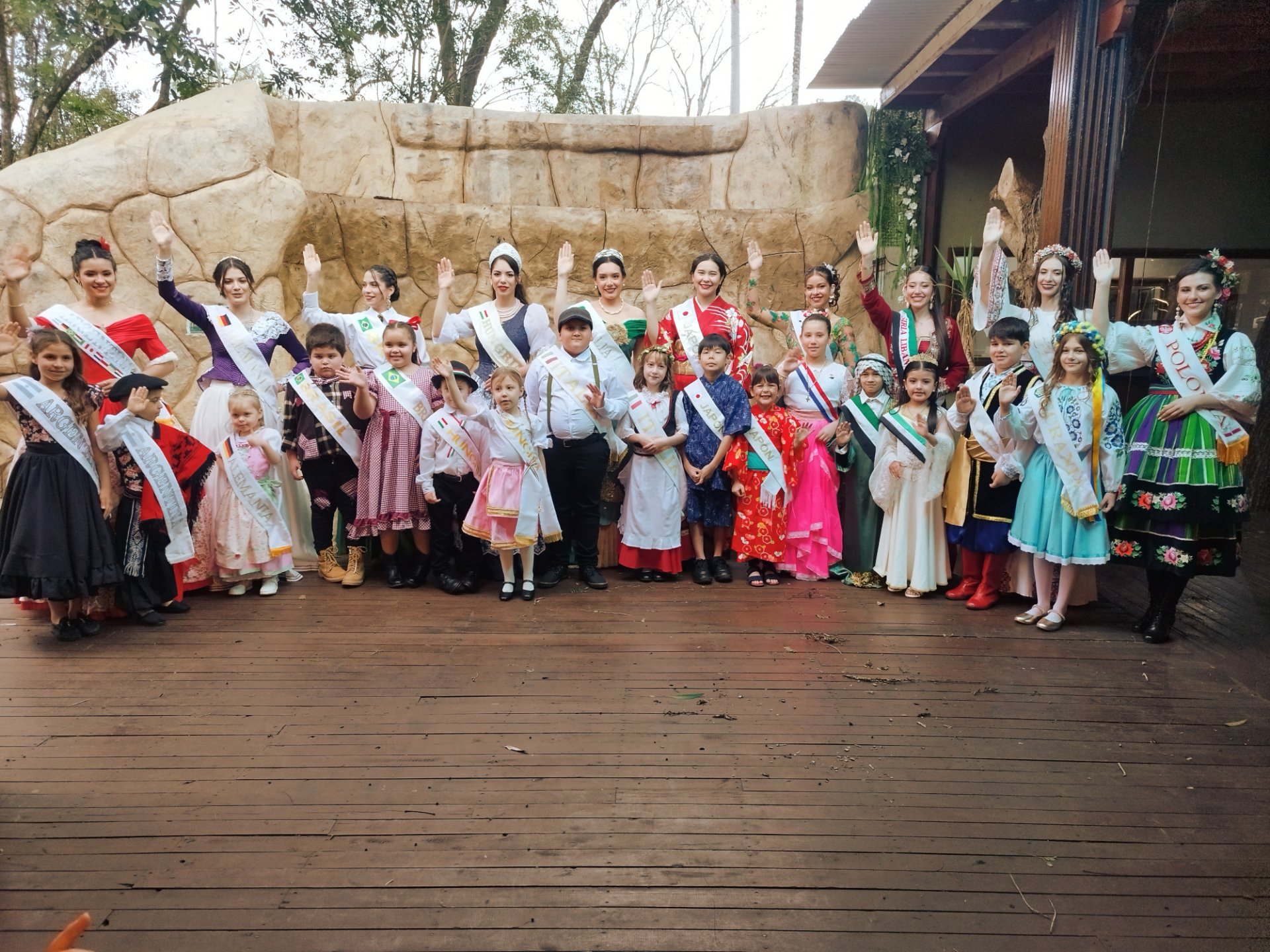 Exitosa sesión de fotos oficiales de las candidatas a Reina Virtual y los Reyes Infantiles en Paraíso Lodge de Jardín América
