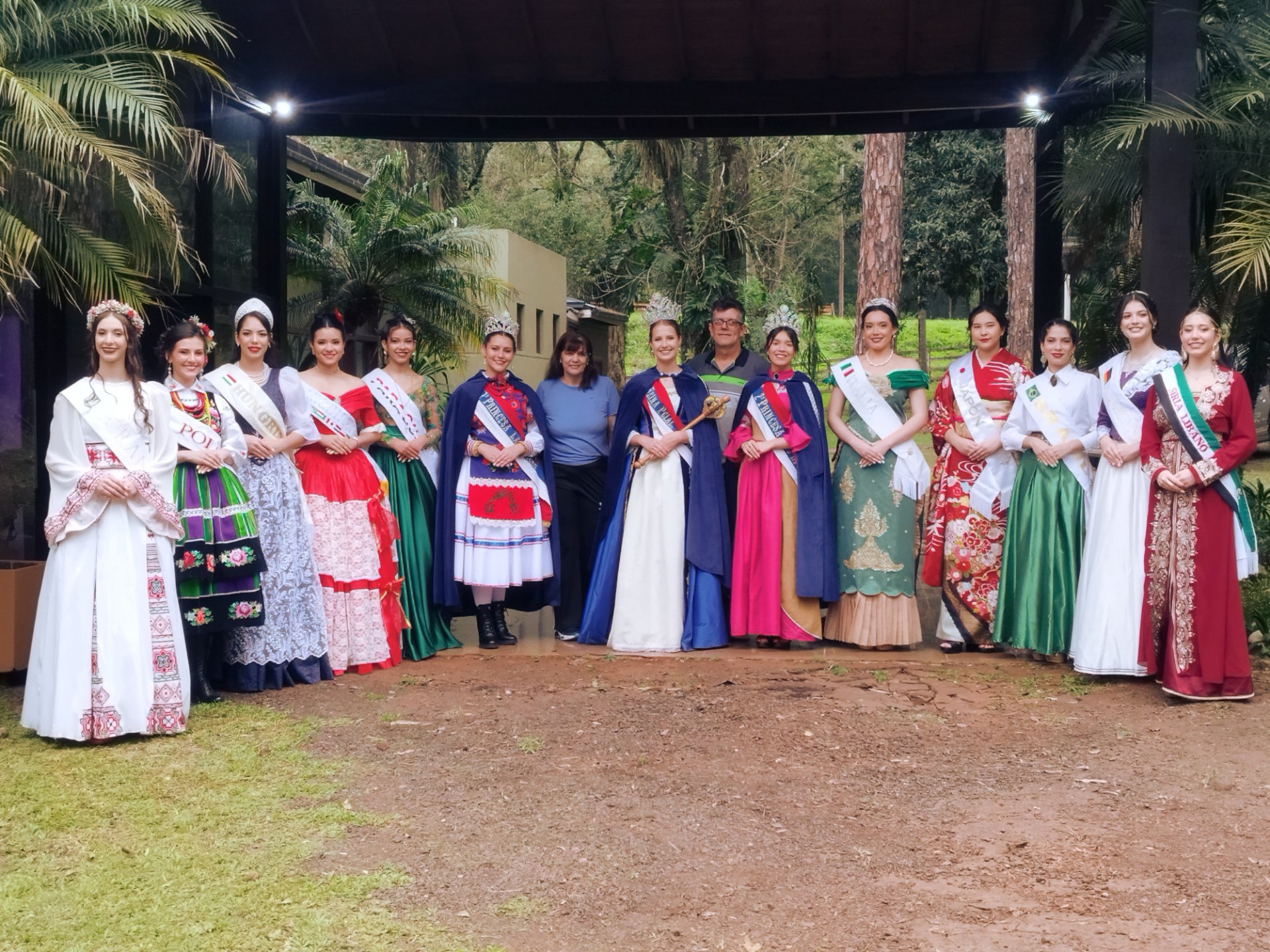 Exitosa sesión de fotos oficiales de las candidatas a Reina Virtual y los Reyes Infantiles en Paraíso Lodge de Jardín América