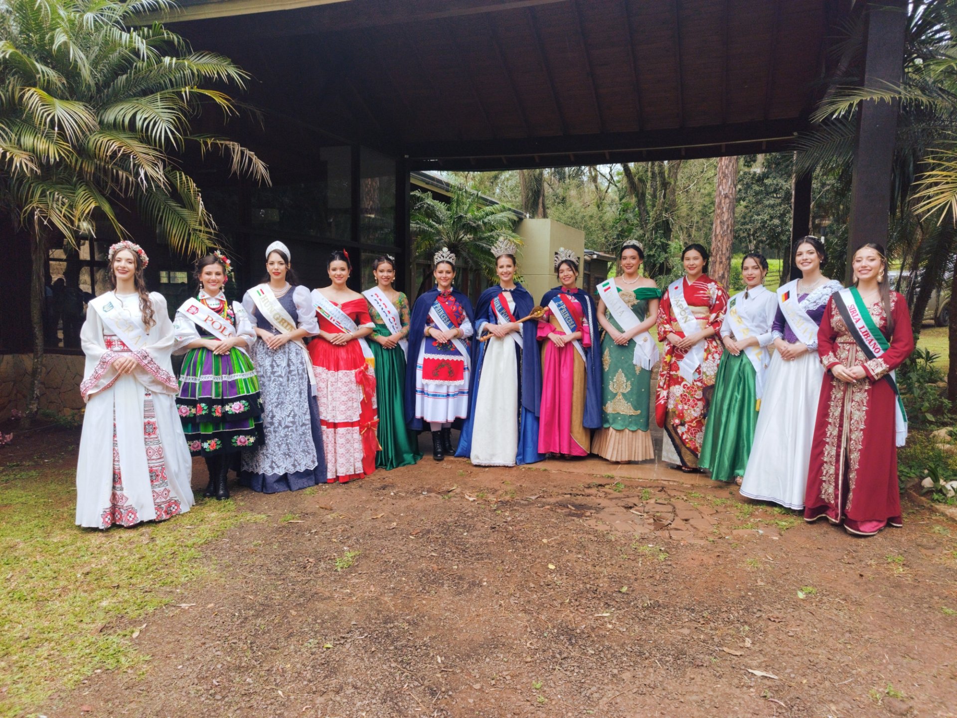 Exitosa sesión de fotos oficiales de las candidatas a Reina Virtual y los Reyes Infantiles en Paraíso Lodge de Jardín América